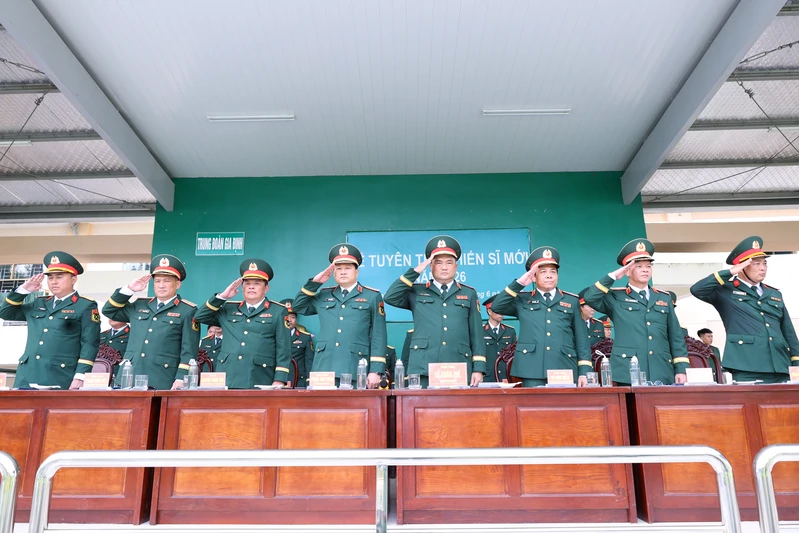 Trung tướng Lê Xuân Thế, Tư lệnh Quân khu dự Lễ tuyên thệ chiến sĩ mới tại Trung đoàn Gia Định