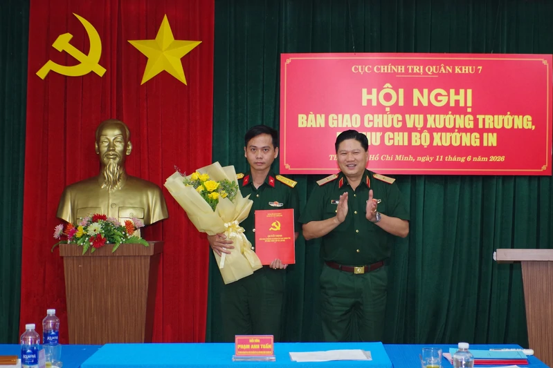 Bàn giao chức vụ Xưởng trưởng, Bí thư Chi bộ Xưởng in Quân khu 7