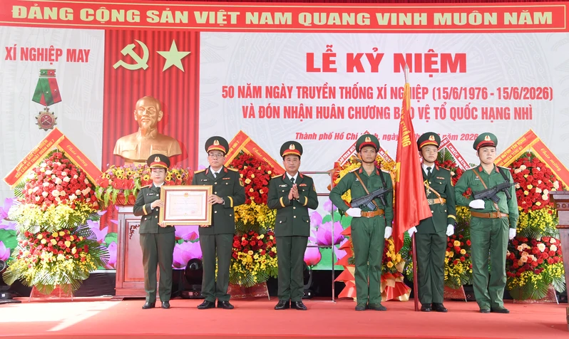 Xí nghiệp May, Cục Hậu cần – Kỹ thuật Quân khu 7 đón nhận Huân chương Bảo vệ Tổ quốc hạng Nhì