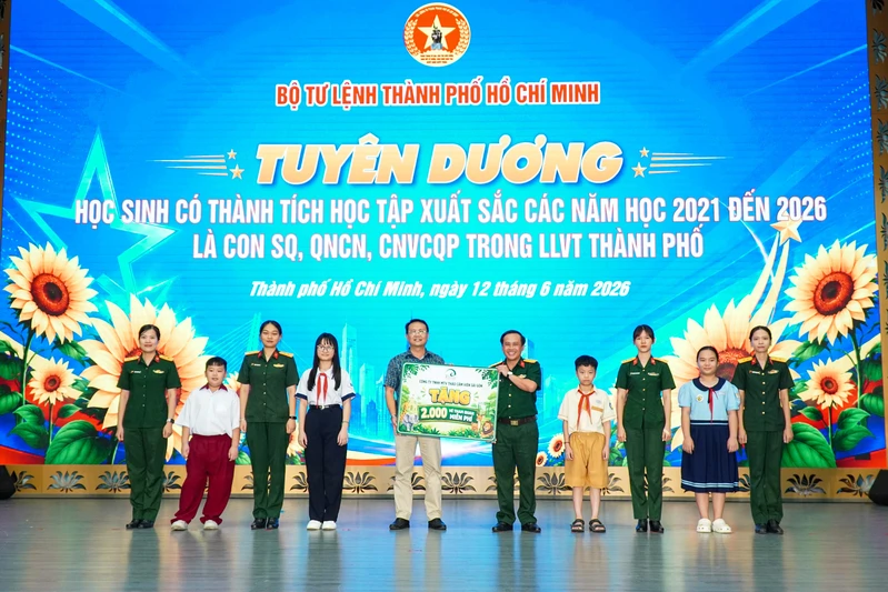Bộ Tư lệnh TPHCM tuyên dương các học sinh có thành tích học tập xuất sắc