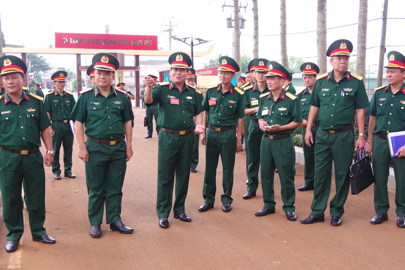 Ban Chỉ đạo Hội thi Quân khu tổ chức chấm thi “Doanh trại chính quy, xanh, sạch, đẹp”