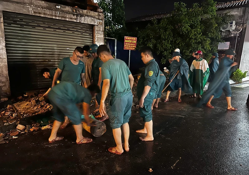 Ban CHQS phường Tăng Nhơn Phú khắc phục hậu quả giông lốc