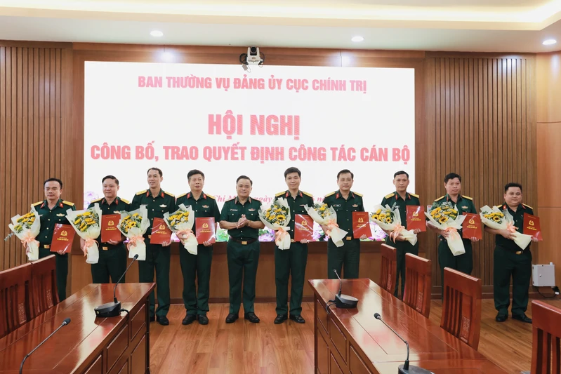 Cục Chính trị Quân khu 7 trao quyết định thăng quân hàm, nâng lương cán bộ