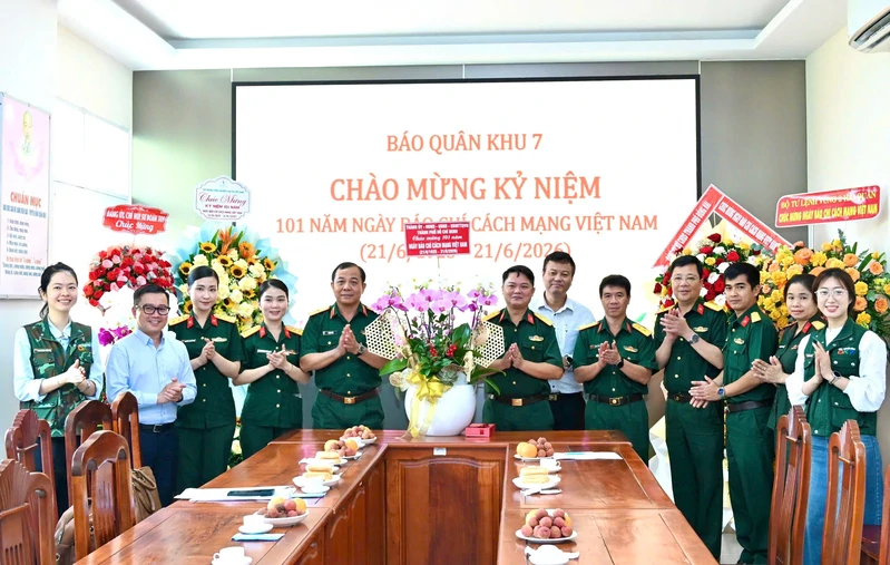 Đoàn đại biểu TPHCM chúc mừng Báo Quân khu 7 nhân kỷ niệm 101 năm Ngày Báo chí cách mạng Việt Nam