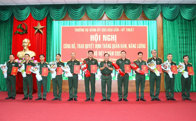 Cục Hậu cần - Kỹ thuật Quân khu trao quyết định thăng quân hàm, nâng lương cán bộ 
