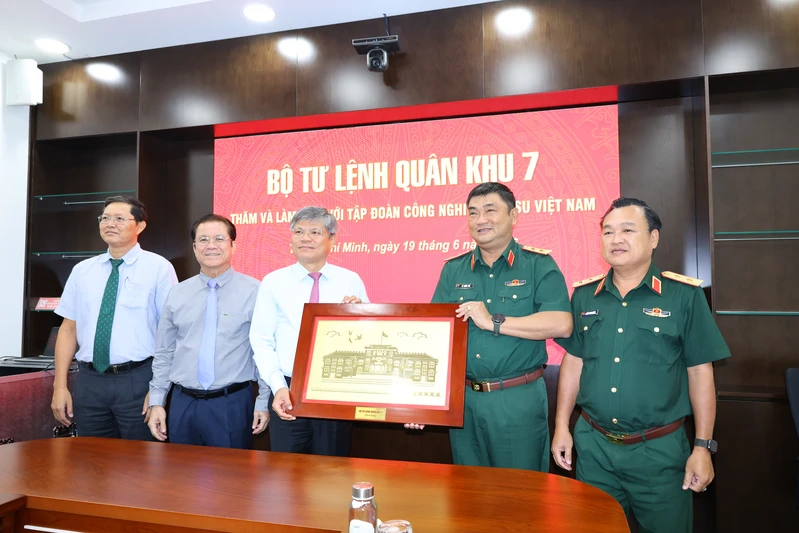 Quân khu 7 và Tập đoàn công nghiệp cao su Việt Nam: Đồng hành phát triển kinh tế gắn với quốc phòng – an ninh