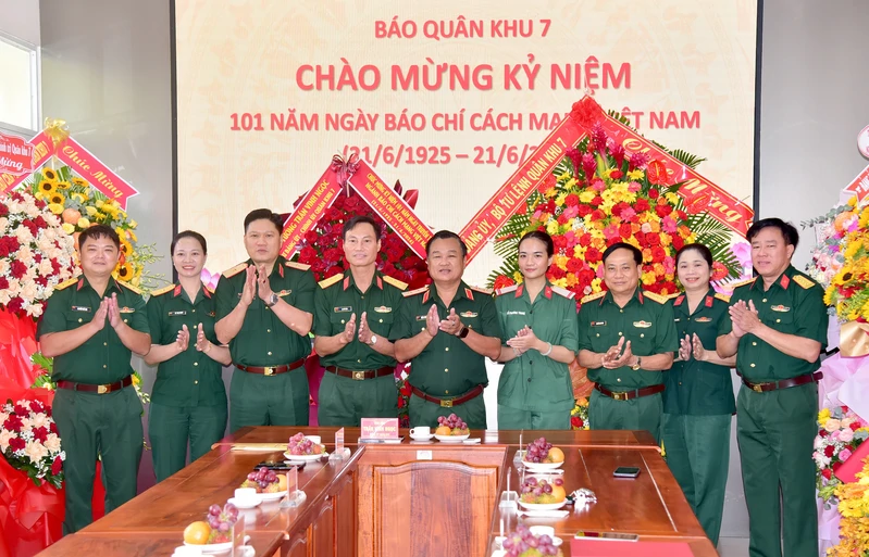 Trung tướng Trần Vinh Ngọc thăm, chúc mừng Báo Quân khu 7