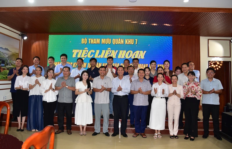 Bộ Tham mưu Quân khu 7 gặp mặt, chúc mừng Báo Quân khu 7 nhân Ngày Báo chí Cách mạng Việt Nam