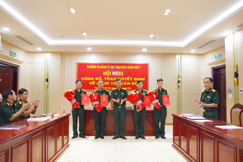 Bộ Tham mưu Quân khu 7 công bố, trao quyết định bổ nhiệm cán bộ Tiểu đoàn Phương tiện không người lái
