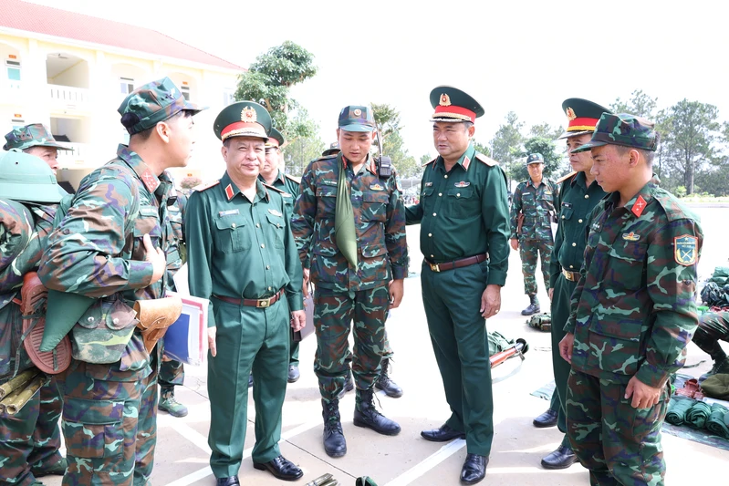 Quân khu 7 kiểm tra nhiệm vụ quân sự, quốc phòng 6 tháng đầu năm 2026 tại Bộ CHQS tỉnh Lâm Đồng 