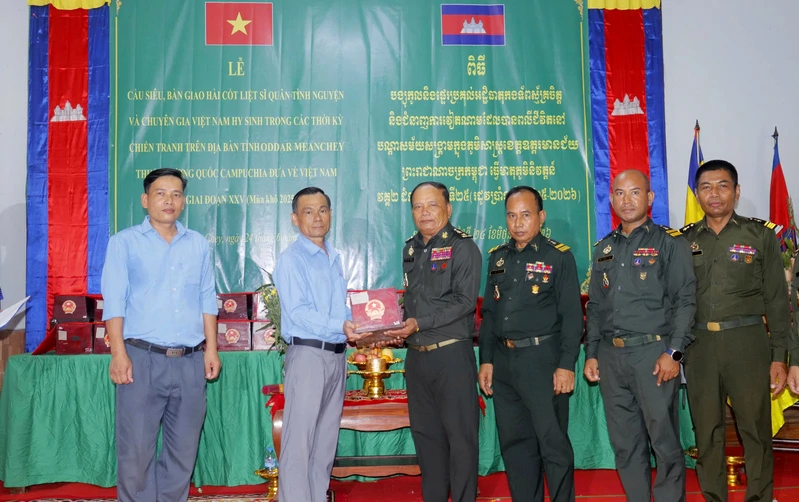 Đội K71 phối hợp tổ chức Lễ cầu siêu, bàn giao hài cốt liệt sĩ Quân tình nguyện và chuyên gia Việt Nam