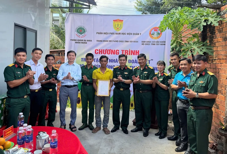 Trung đoàn 174 phối hợp trao tặng “Nhà đại đoàn kết”