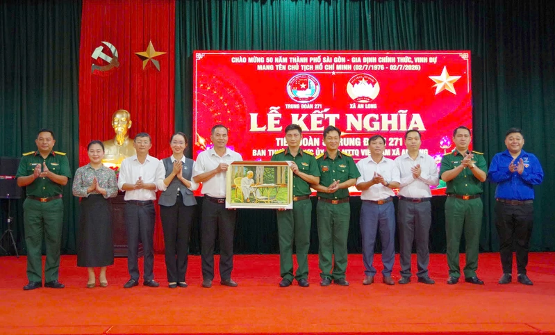 Tiểu đoàn 8, Trung đoàn 271 và xã An Long ký kết nghĩa