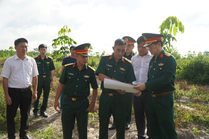 Bộ CHQS tỉnh Tây Ninh khảo sát, xác minh thông tin mộ liệt sĩ tập thể