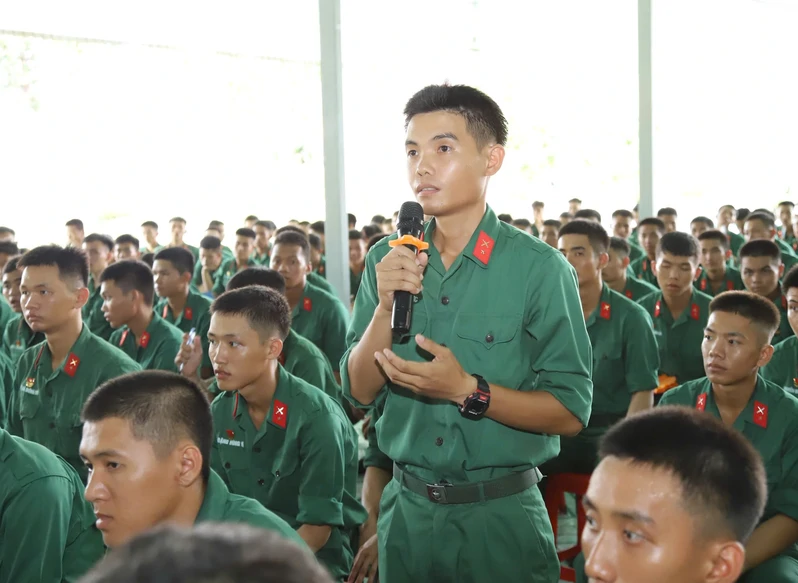 Chỉ huy Sư đoàn 5 lắng nghe tâm tư, nguyện vọng của bộ đội