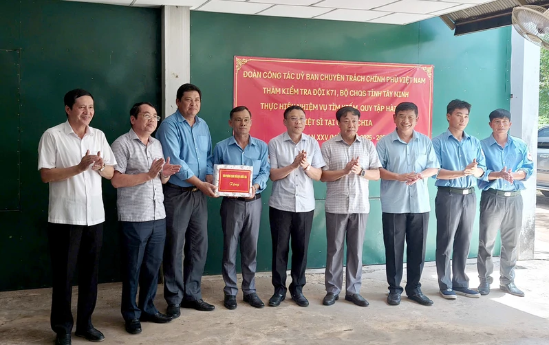 Cơ quan thường trực Ủy ban chuyên trách Chính phủ Việt Nam kiểm tra công tác tìm kiếm, quy tập hài cốt liệt sĩ của Đội K71 