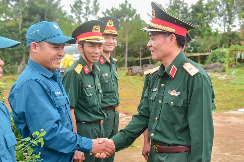 Bộ Tư lệnh Quân khu thăm, động viên các đơn vị làm nhiệm vụ trên tuyến biên giới tỉnh Lâm Đồng