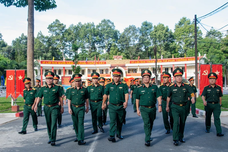 Tổng cục Hậu cần - Kỹ thuật kiểm tra Trường Thiếu sinh quân miền Nam.