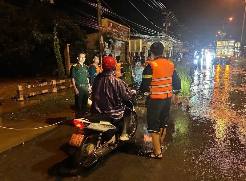 LLVT thành phố Đồng Nai tích cực hỗ trợ người dân trong đêm mưa lũ