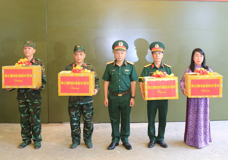 Thượng tướng Lê Quang Minh thăm, động viên lực lượng thực hiện “Chiến dịch 500 ngày đêm” tại Công viên Lê Thị Riêng