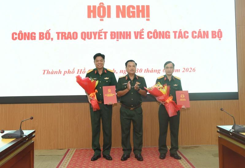 Ban Thường vụ Đảng ủy Quân khu 7 trao quyết định về công tác cán bộ