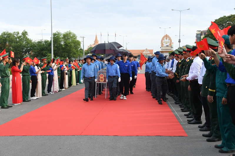Tỉnh Tây Ninh đón 173 hài cốt liệt sĩ hy sinh trên đất bạn Campuchia về nước