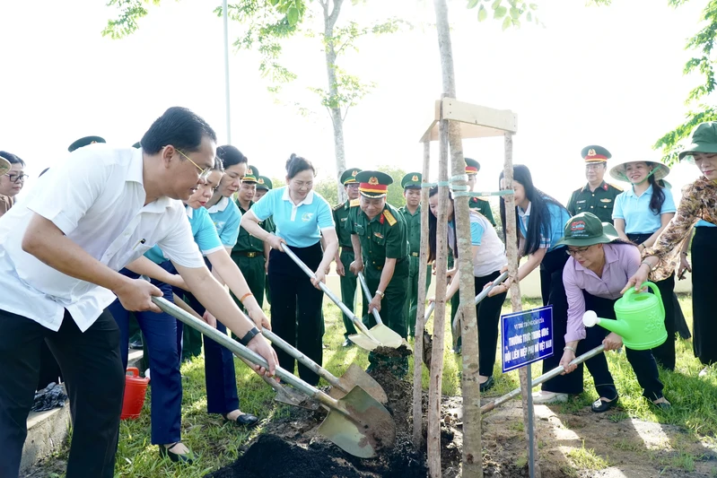 Lễ ra quân thực hiện “Vườn cây đại đoàn kết” tại xã Cần Giờ