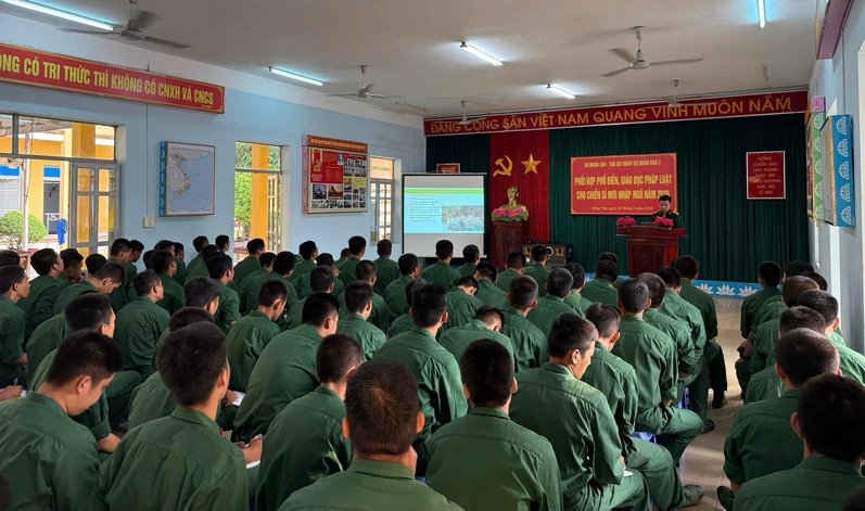 Đẩy mạnh tuyên truyền, giáo dục pháp luật về phòng, chống ma túy trong LLVT Quân khu 7