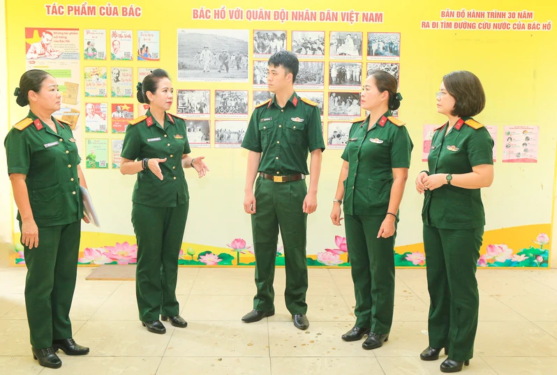 Thư viện Quân đội nắm tình hình hoạt động thư viện sách, báo tại Quân khu 7