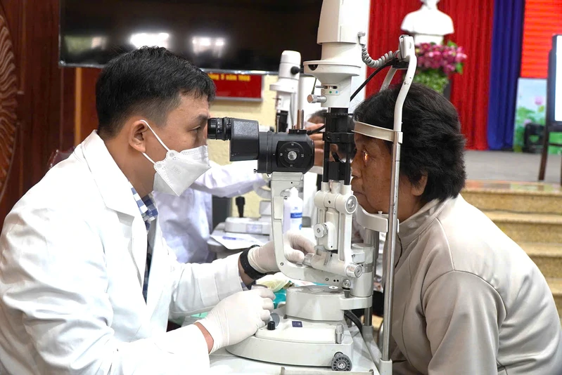 Bộ CHQS tỉnh Tây Ninh phối hợp khám mắt và tặng quà cho người cao tuổi xã Châu Thành