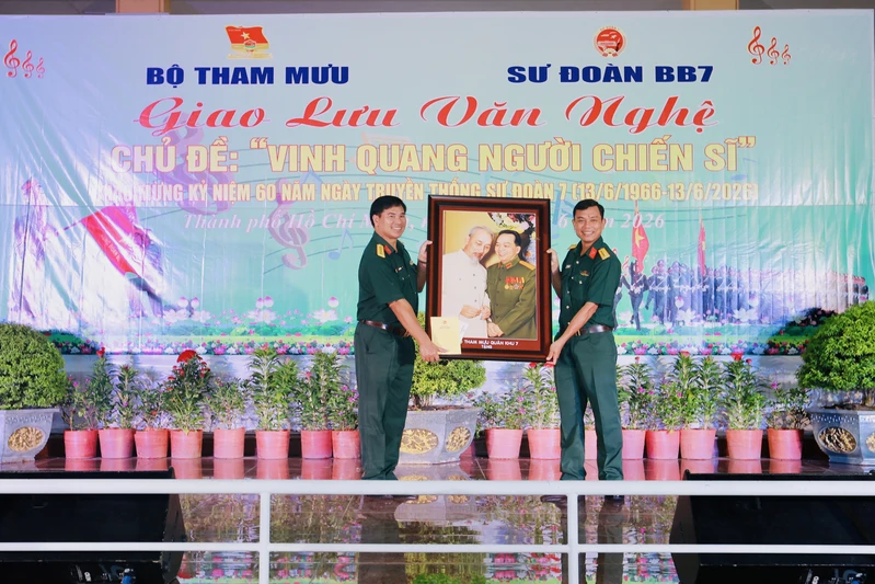 Giao lưu văn nghệ chào mừng kỷ niệm 60 năm Ngày truyền thống Sư đoàn 7
