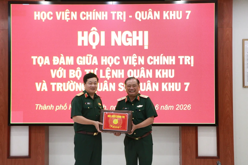 Tọa đàm giữa Học viện Chính trị với Bộ Tư lệnh Quân khu và Trường Quân sự Quân khu 7