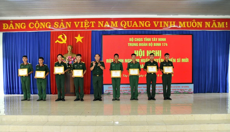 Trung đoàn 174 rút kinh nghiệm nhiệm vụ huấn luyện chiến sĩ mới năm 2026