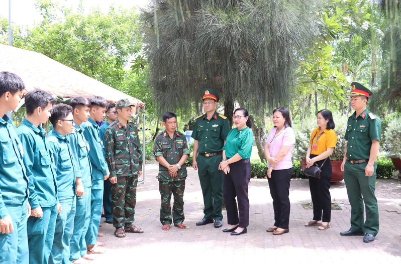 Phường Tăng Nhơn Phú thăm, động viên lực lượng dân quân thực hiện nhiệm vụ lấy mẫu, số hóa hài cốt liệt sĩ