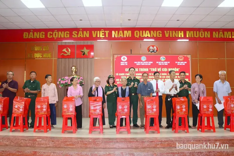 Bệnh viện Quân y 7B khám bệnh, cấp thuốc, tặng quà Nhân dân xã Đức Huệ