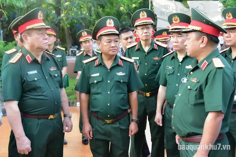 Đại tướng Nguyễn Trọng Nghĩa kiểm tra công tác tìm kiếm, quy tập hài cốt liệt sĩ tại Công viên Lê Thị Riêng