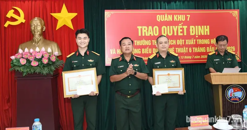 Quân khu 7 khen thưởng đột xuất cho tập thể, cá nhân Đoàn Văn công Quân khu