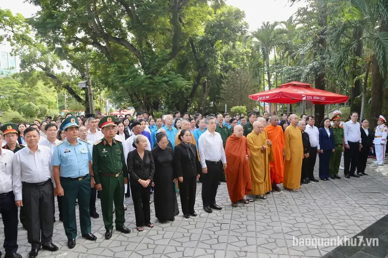 Đoàn đại biểu Ủy ban MTTQ Việt Nam TPHCM dâng hương tưởng niệm Anh hùng liệt sĩ 