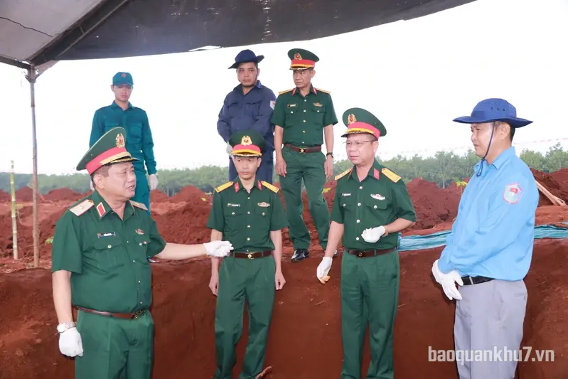 Thiếu tướng Trần Chí Tâm kiểm tra khu vực tìm kiếm hài cốt liệt sĩ trên địa bàn thành phố Đồng Nai