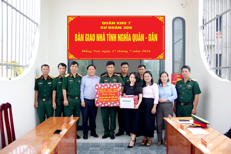 Trung đoàn 31 bàn giao nhà tình nghĩa quân - dân