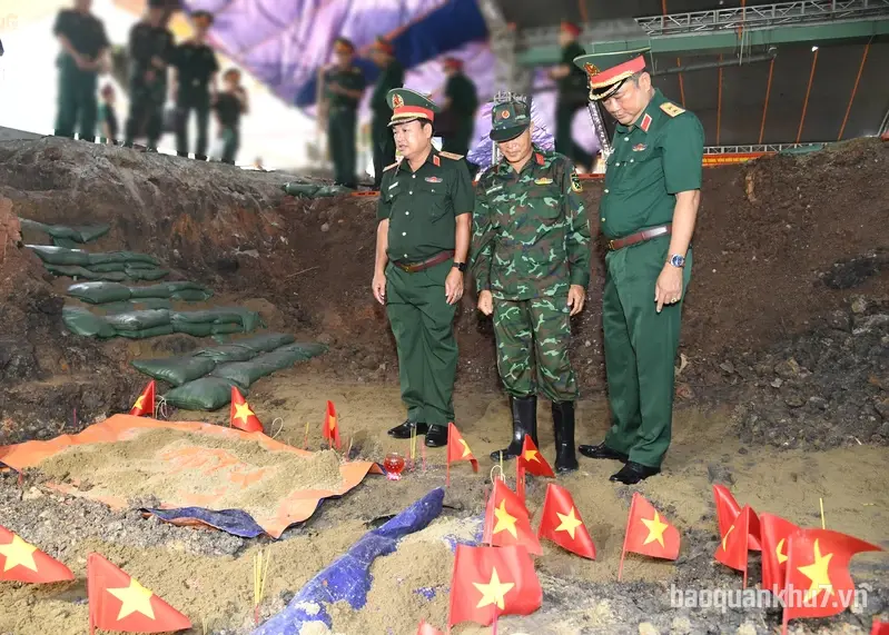 Thủ trưởng Bộ Tư lệnh Quân khu kiểm tra thực hiện nhiệm vụ tìm kiếm, quy tập hài cốt liệt sĩ tại công viên Lê Thị Riêng
