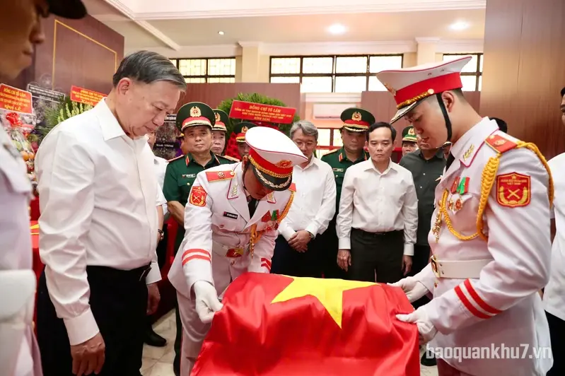 Tổng Bí thư, Chủ tịch nước Tô Lâm dâng hương tưởng niệm các Anh hùng liệt sĩ tại công viên Lê Thị Riêng