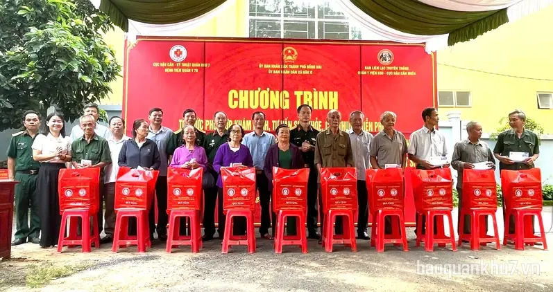 Bệnh viện Quân y 7B khám bệnh, cấp thuốc, tặng quà người dân xã Đắk Ơ