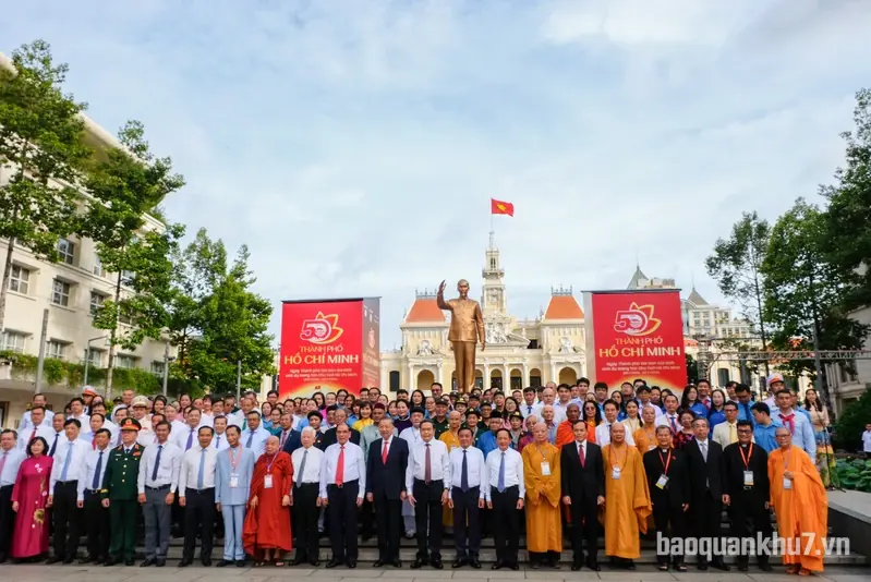 Tổng Bí thư, Chủ tịch nước Tô Lâm viếng, dâng hoa Chủ tịch Hồ Chí Minh