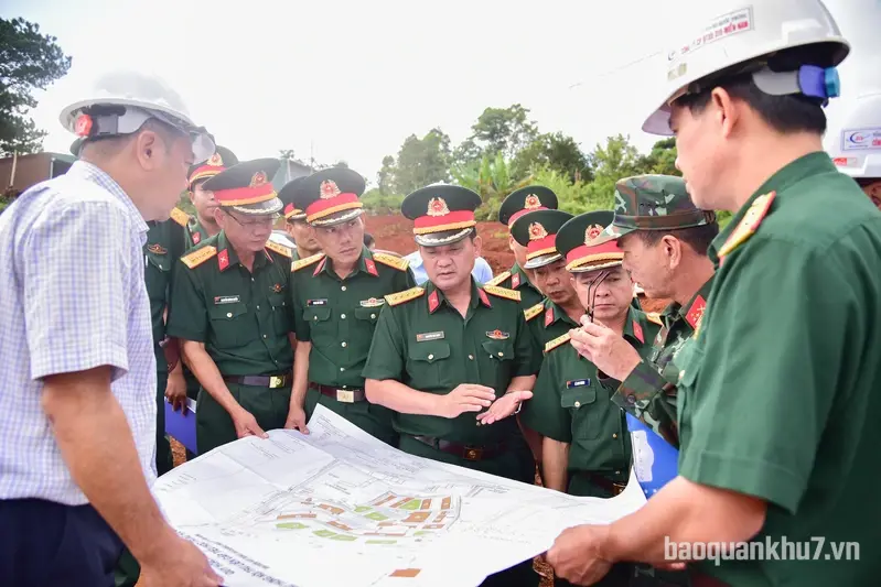 Quân khu khảo sát tiến độ thi công Trường Phổ thông nội trú liên cấp Tiểu học và THCS Quảng Trực