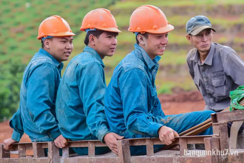 Những chiến sĩ "sao vuông" góp sức dựng trường nơi biên giới
