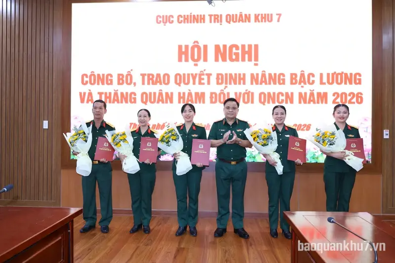 Cục Chính trị Quân khu 7 trao quyết định đối với quân nhân chuyên nghiệp năm 2026
