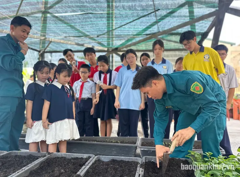 Ban CHQS phường Hiệp Bình tổ chức chương trình trải nghiệm “Một ngày làm chiến sĩ” năm 2026