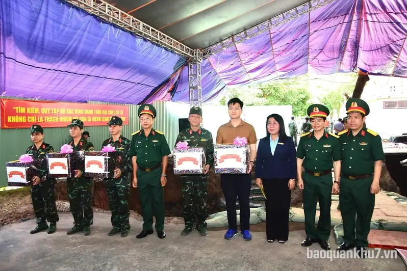 Thủ trưởng Cục Hậu cần - Kỹ thuật Quân khu  thăm, động viên lực lượng làm nhiệm vụ tại Công viên Lê Thị Riêng