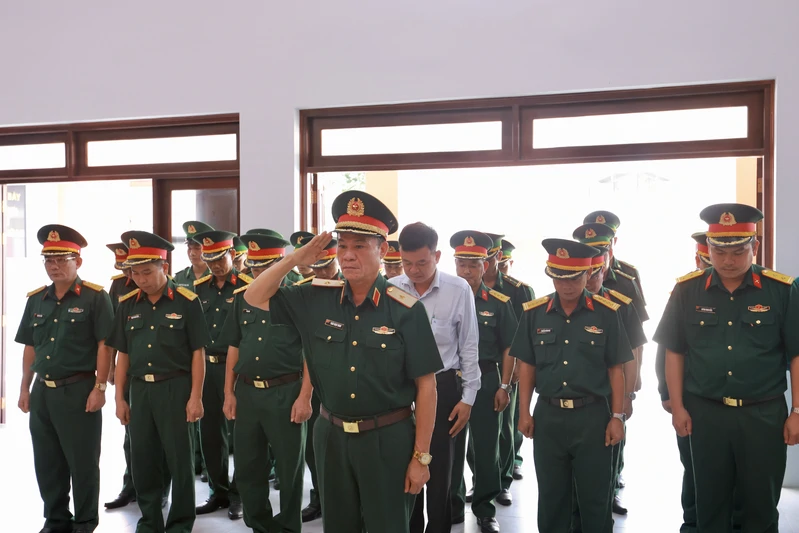 Đoàn công tác Quân khu 7 dâng hương tại Khu di tích Quốc gia đặc biệt Căn cứ Trung ương Cục miền Nam
